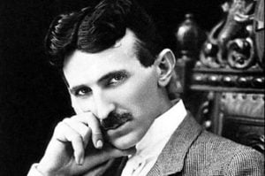 Nikola Tesla razmislja